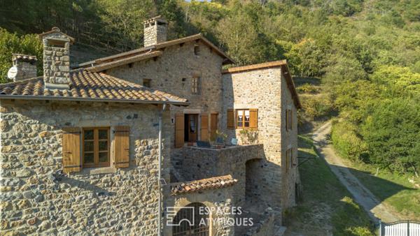 Ancienne ferme en pierre rénovée typique proche de Vals les bains