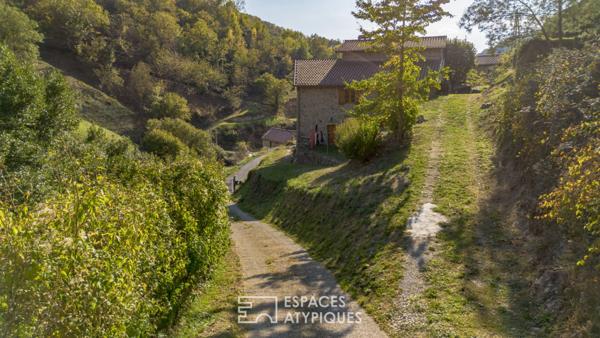 Ancienne ferme en pierre rénovée typique proche de Vals les bains