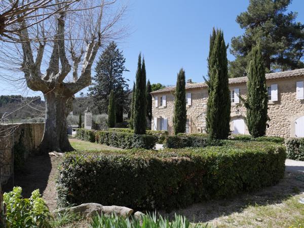 Mormoiron (84570) Beau domaine avec bâtisse, gîtes, chambre d'hôte, production de vins et d'huile d'olive