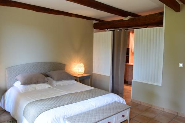 Mormoiron (84570) Beau domaine avec bâtisse, gîtes, chambre d'hôte, production de vins et d'huile d'olive