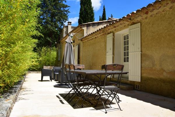 Mormoiron (84570) Beau domaine avec bâtisse, gîtes, chambre d'hôte, production de vins et d'huile d'olive