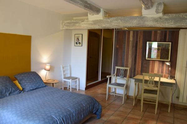 Mormoiron (84570) Beau domaine avec bâtisse, gîtes, chambre d'hôte, production de vins et d'huile d'olive