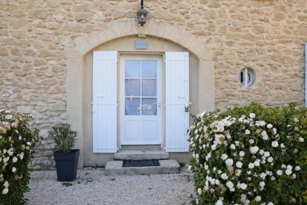 Mormoiron (84570) Beau domaine avec bâtisse, gîtes, chambre d'hôte, production de vins et d'huile d'olive