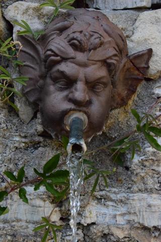 Mormoiron (84570) Beau domaine avec bâtisse, gîtes, chambre d'hôte, production de vins et d'huile d'olive