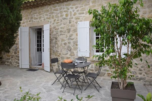 Mormoiron (84570) Beau domaine avec bâtisse, gîtes, chambre d'hôte, production de vins et d'huile d'olive