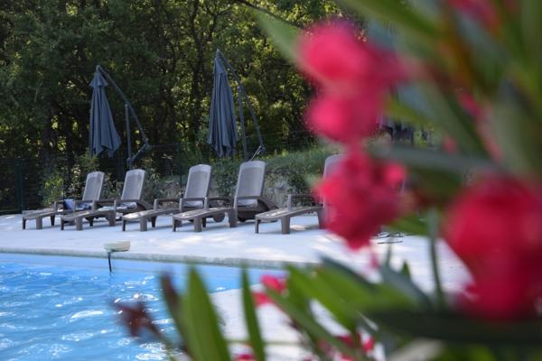 Mormoiron (84570) Beau domaine avec bâtisse, gîtes, chambre d'hôte, production de vins et d'huile d'olive