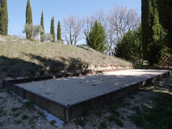 Mormoiron (84570) Beau domaine avec bâtisse, gîtes, chambre d'hôte, production de vins et d'huile d'olive