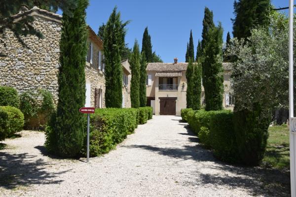 Mormoiron (84570) Beau domaine avec bâtisse, gîtes, chambre d'hôte, production de vins et d'huile d'olive