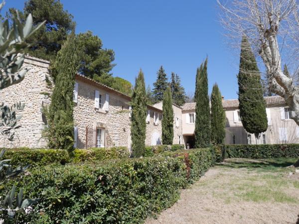 Mormoiron (84570) Beau domaine avec bâtisse, gîtes, chambre d'hôte, production de vins et d'huile d'olive