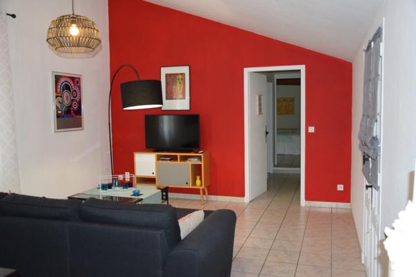 Mormoiron (84570) Beau domaine avec bâtisse, gîtes, chambre d'hôte, production de vins et d'huile d'olive