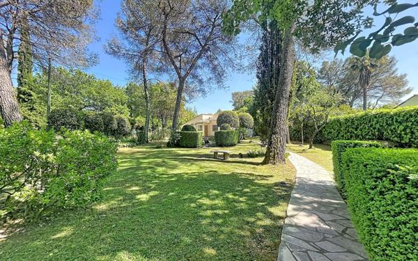Maison à vendre    4 pièces • 111 m2 Roquefort-les-Pins