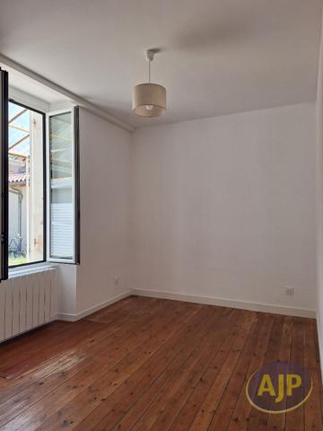 Appartement à louer Pons : 2 pièces, 29m² avec 1 chambre(s) à 430€ - AJP Immobilier Pons