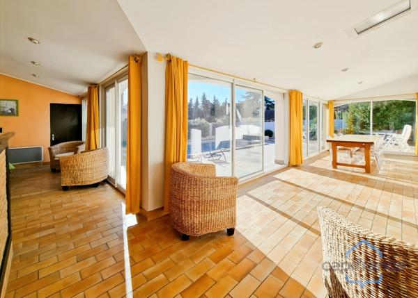 Villa individuelle de 222m² - 8 pièces avec véranda sur terrain arboré de 830m² - Piscine - DPE B