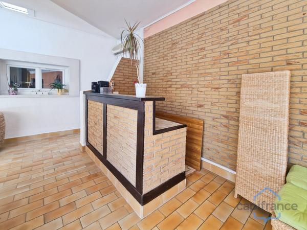 Villa individuelle de 222m² - 8 pièces avec véranda sur terrain arboré de 830m² - Piscine - DPE B