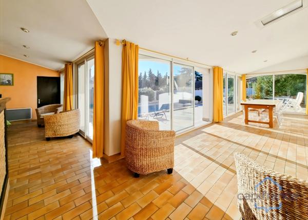 Villa individuelle de 222m² - 8 pièces avec véranda sur terrain arboré de 830m² - Piscine - DPE B