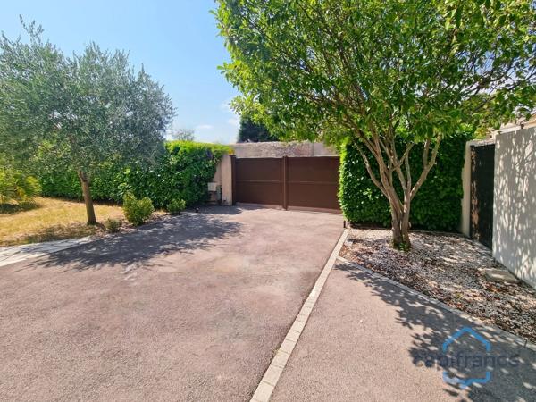 Villa individuelle de 222m² - 8 pièces avec véranda sur terrain arboré de 830m² - Piscine - DPE B
