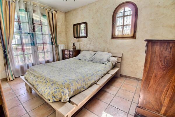 Maison composée de deux habitations (T5 130m² + T2 de 55m²) sur une parcelle de 1428m² dans un secteur prisé