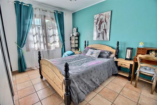 Maison composée de deux habitations (T5 130m² + T2 de 55m²) sur une parcelle de 1428m² dans un secteur prisé