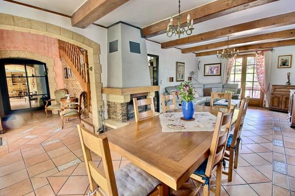 Maison composée de deux habitations (T5 130m² + T2 de 55m²) sur une parcelle de 1428m² dans un secteur prisé