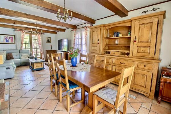 Maison composée de deux habitations (T5 130m² + T2 de 55m²) sur une parcelle de 1428m² dans un secteur prisé