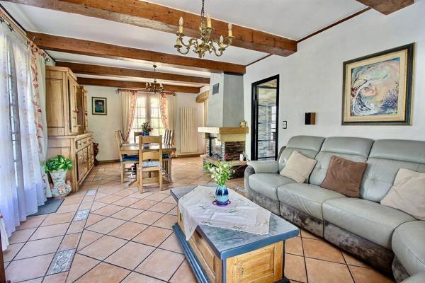 Maison composée de deux habitations (T5 130m² + T2 de 55m²) sur une parcelle de 1428m² dans un secteur prisé