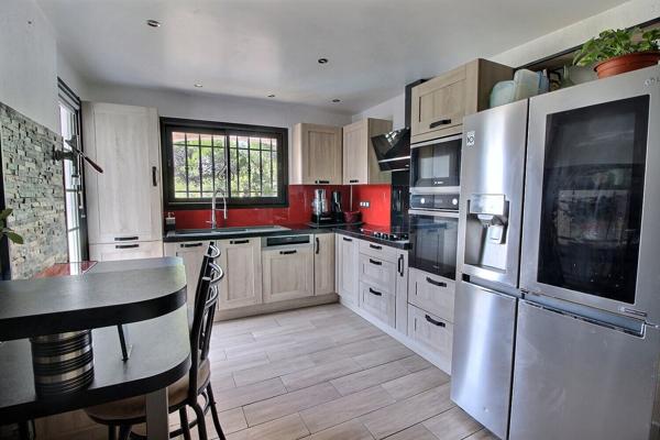 Maison composée de deux habitations (T5 130m² + T2 de 55m²) sur une parcelle de 1428m² dans un secteur prisé