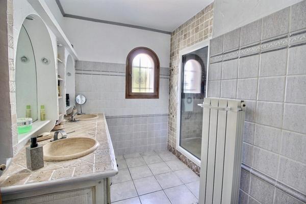 Maison composée de deux habitations (T5 130m² + T2 de 55m²) sur une parcelle de 1428m² dans un secteur prisé