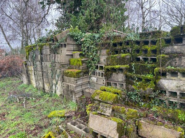 Bâtiment de 420m2 sur 2,9 hectares de terrain et bois.