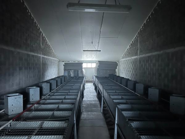 Bâtiment de 420m2 sur 2,9 hectares de terrain et bois.