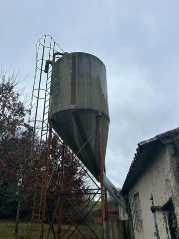 Bâtiment de 420m2 sur 2,9 hectares de terrain et bois.