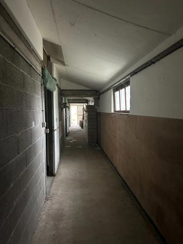 Bâtiment de 420m2 sur 2,9 hectares de terrain et bois.