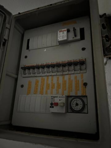 Bâtiment de 420m2 sur 2,9 hectares de terrain et bois.