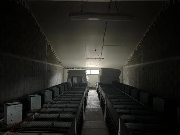 Bâtiment de 420m2 sur 2,9 hectares de terrain et bois.