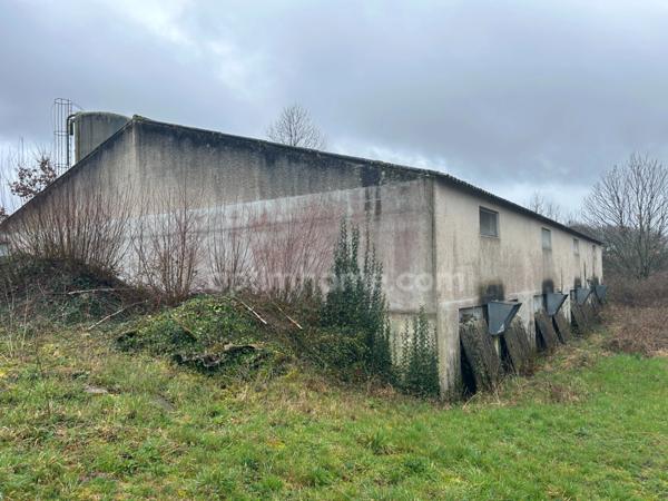 Bâtiment de 420m2 sur 2,9 hectares de terrain et bois.