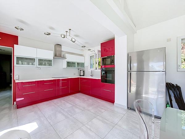 Maison familiale de 131 m², 5 chambres, vue lac et montagnes sur 1 511 m² de terrain à MOUXY