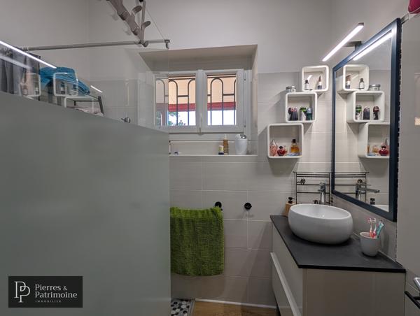 Maison en pierre rénovée avec jardin et dépendances au cœur de Mézin