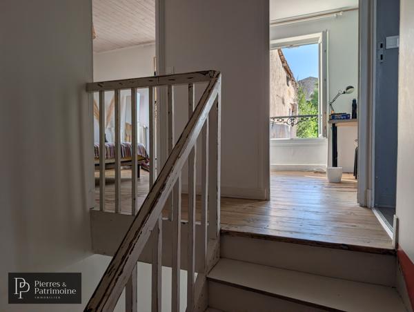 Maison en pierre rénovée avec jardin et dépendances au cœur de Mézin