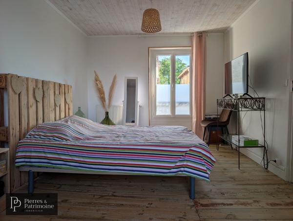 Maison en pierre rénovée avec jardin et dépendances au cœur de Mézin