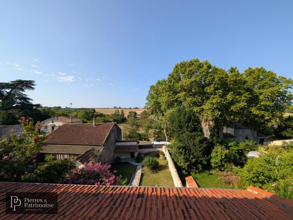 Maison en pierre rénovée avec jardin et dépendances au cœur de Mézin