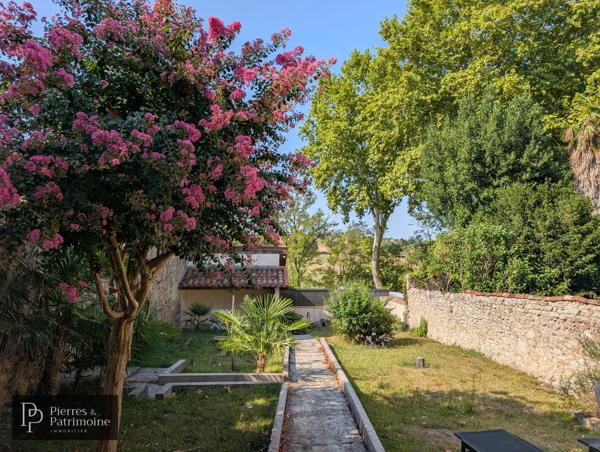 Maison en pierre rénovée avec jardin et dépendances au cœur de Mézin