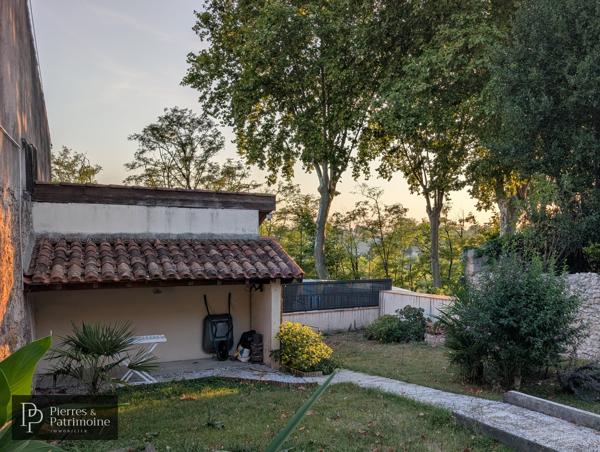 Maison en pierre rénovée avec jardin et dépendances au cœur de Mézin