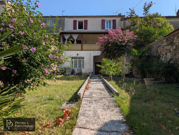 Maison en pierre rénovée avec jardin et dépendances au cœur de Mézin