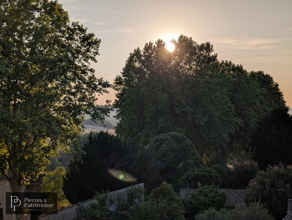 Maison en pierre rénovée avec jardin et dépendances au cœur de Mézin