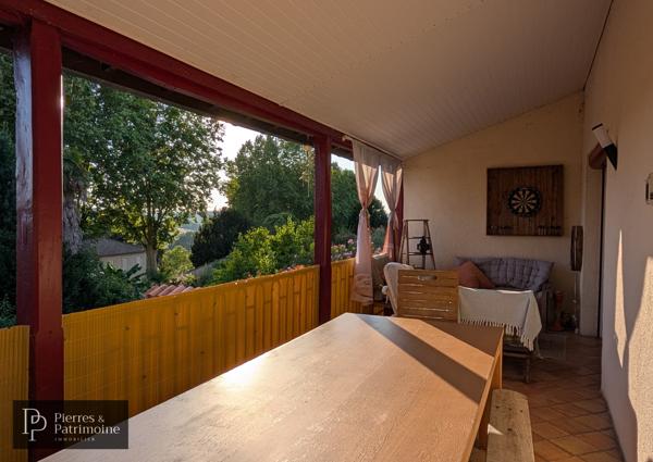 Maison en pierre rénovée avec jardin et dépendances au cœur de Mézin