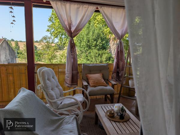 Maison en pierre rénovée avec jardin et dépendances au cœur de Mézin