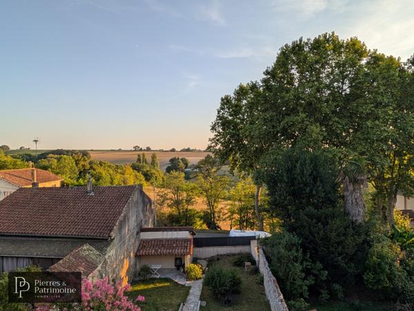 Maison en pierre rénovée avec jardin et dépendances au cœur de Mézin