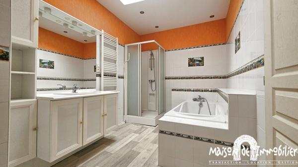 Location Spacieux appartement - 6 pièces - 192m² - Garage - COGNAC Quartier piéton