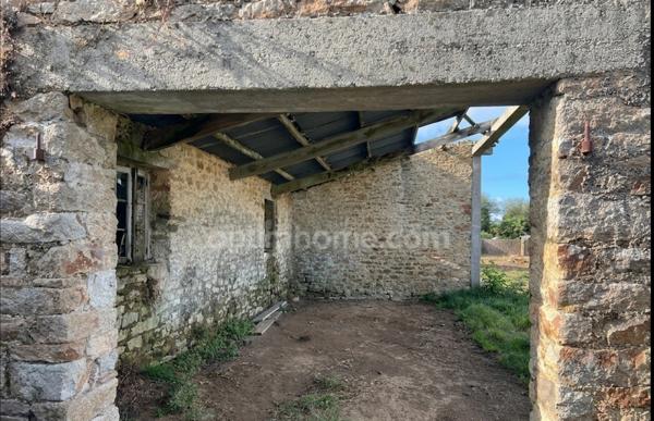Terrain à bâtir de 830 m2 viabilisé avec bâtisses en pierre à rénover à Tourch (29)