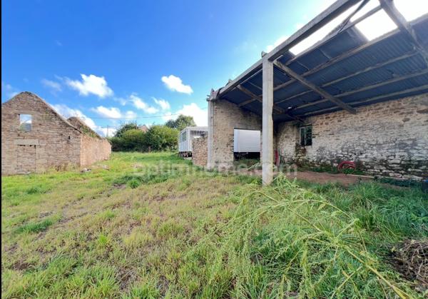 Terrain à bâtir de 830 m2 viabilisé avec bâtisses en pierre à rénover à Tourch (29)