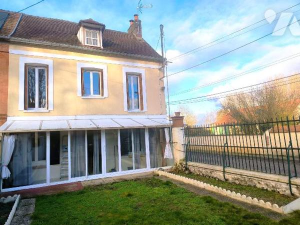 Cette maison se situe dans le village de Saint Etienne du Vauvray. Elle se compose d'une entrée...